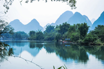 唐某驾驶一辆大客车承载74人核载55人以每小时三