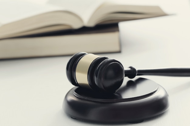 不同物种之间生物与环境之间的共同进化是形成生物多样性的原因