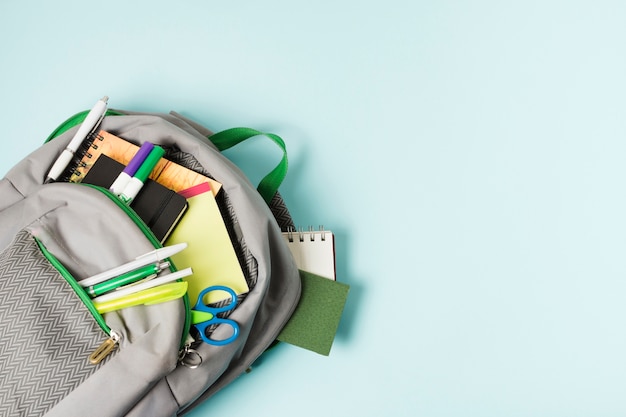 唐某驾驶一辆大客车承载74人核载55人以每小时三